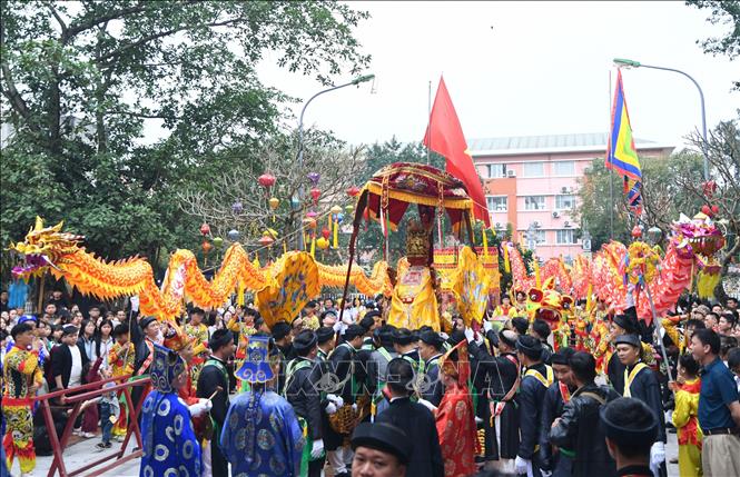 Lễ rước Đức Thánh từ Đình Thờ sắc xuống Đại đình. Ảnh: Khánh Hoà - TTXVN