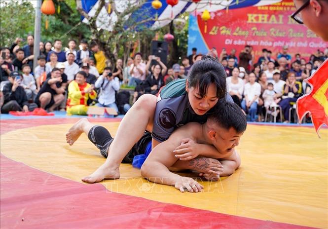 Giải vật truyền thống thu hút sự tham gia của các đô vật và người dân. Ảnh: Khánh Hoà - TTXVN