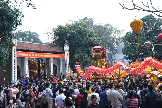 Lễ rước Đức Thánh từ Đình Thờ sắc xuống Đại đình. Ảnh: Khánh Hoà - TTXVN