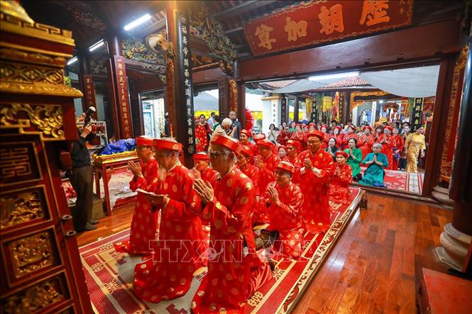 Hội người cao tuổi làng Triều Khúc thực hiện các nghi lễ dâng hương tại Đại đình. Ảnh: Khánh Hoà - TTXVN