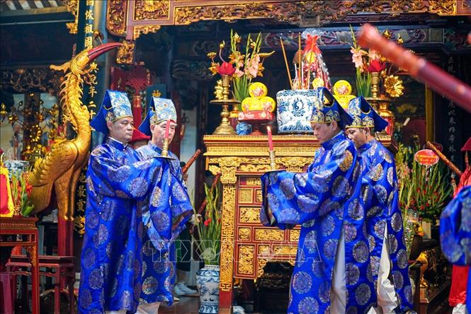 Thực hiện nghi thức lễ Thánh tại Đại đình. Ảnh: Khánh Hoà - TTXVN