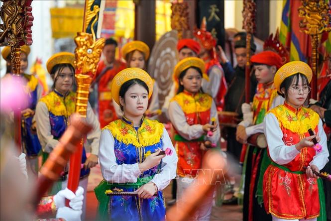 Điệu múa Sênh tiền truyền thống được biểu diễn tại Lễ hội. Ảnh: Khánh Hoà - TTXVN