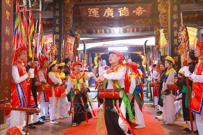 Điệu múa cổ “Con đĩ đánh bồng” là điểm nhấn đặc biệt của lễ hội truyền thống làng Triều Khúc. Ảnh: Khánh Hoà - TTXVN