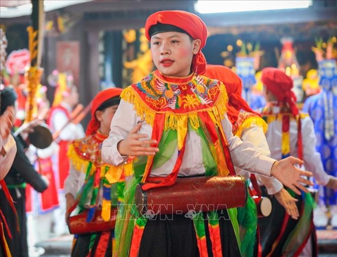 Điệu múa cổ “Con đĩ đánh bồng” là điểm nhấn đặc biệt của lễ hội truyền thống làng Triều Khúc. Ảnh: Khánh Hoà - TTXVN