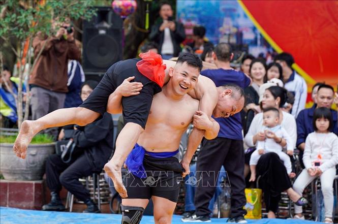 Giải vật truyền thống thu hút sự tham gia của các đô vật và người dân. Ảnh: Khánh Hoà - TTXVN