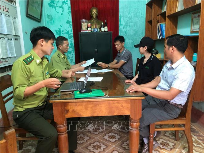 UBND xã Đakrông phối hợp với Trạm Kiểm Lâm Đakrông đã tiến hành bàn giao cá thể rái cá vuốt nhỏ cho Vườn Quốc gia Cúc phương và Trung tâm Bảo tồn động vật hoang dã tại Việt Nam. Ảnh: TTXVN phát