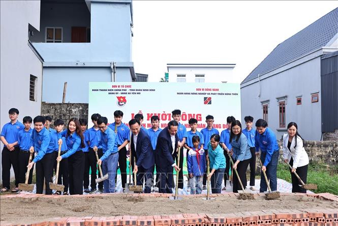 Các đại biểu khởi công Ngôi nhà Khăn quàng đỏ tại xã Yên Mô. Ảnh: Minh Đức - TTXVN