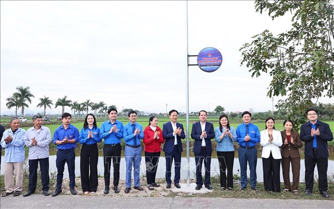 Các đại biểu khánh thành “Tuyến đường điện thắp sáng”. Ảnh: Minh Đức - TTXVN