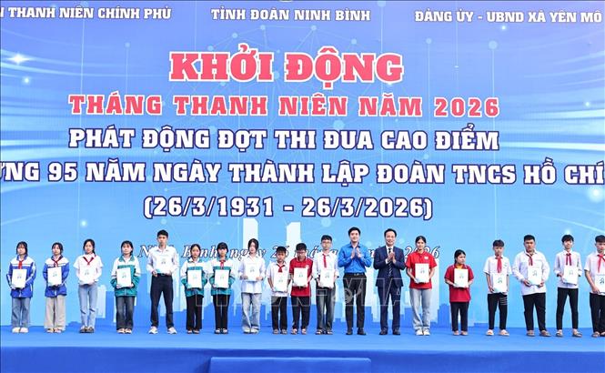 Đồng chí Lại Xuân Lâm, Phó Bí thư Đảng ủy Chính phủ trao tặng học bổng cho học sinh có hoàn cảnh khó khăn vươn lên trong học tập. Ảnh: Minh Đức - TTXVN