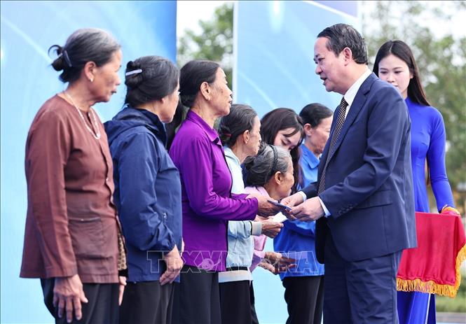 Đồng chí Mai Văn Tuất, Phó Bí thư Tỉnh ủy, Chủ tịch Ủy ban MTTQ Việt Nam tỉnh Ninh Bình trao tặng các suất quà cho các hộ gia đình nghèo trên địa bàn. Ảnh: Minh Đức - TTXVN