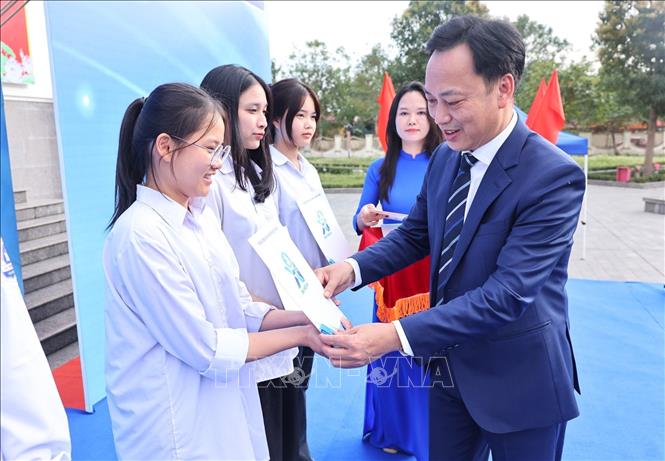 Đồng chí Lại Xuân Lâm, Phó Bí thư Đảng ủy Chính phủ trao tặng học bổng cho học sinh có hoàn cảnh khó khăn vươn lên trong học tập. Ảnh: Minh Đức - TTXVN