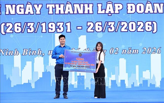 Các đơn vị thuộc đoàn Chính phủ trao tặng các nguồn lực cho tỉnh đoàn Ninh Bình. Ảnh: Minh Đức - TTXVN