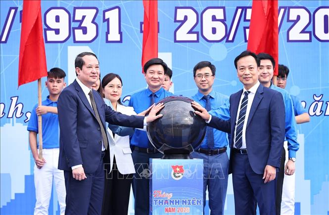 Các đại biểu thực hiện nghi thức Lễ khởi động Tháng Thanh niên 2026.Ảnh: Minh Đức - TTXVN