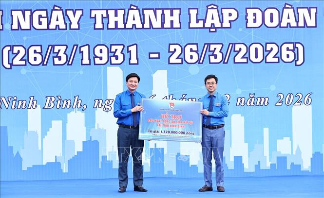 Đồng chí Bùi Hoàng Tùng - Bí thư Đoàn Thanh niên Chính phủ trao biển tượng trưng số tiền cho đồng chí Trần Ngọc Nam - Bí thư Tỉnh đoàn Ninh Bình. Ảnh: Minh Đức - TTXVN