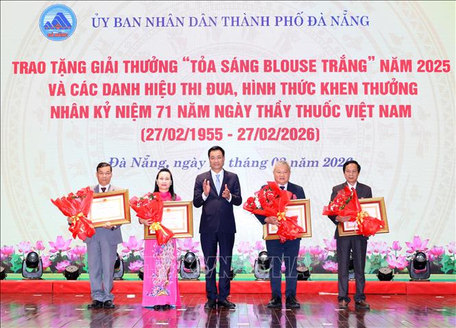 Trao Huân chương Lao động Hạng 3 cho các bác sỹ tại buổi lễ. Ảnh: Trần Lê Lâm - TTXVN 