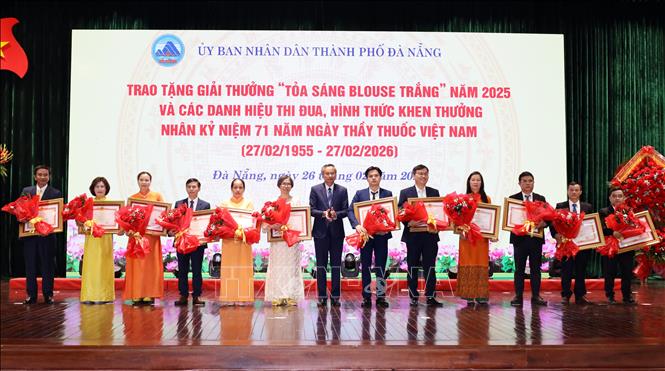 Các nhân viên y tế nhận Bằng khen của Thủ tướng Chính phủ tại buổi lễ. Ảnh: Trần Lê Lâm - TTXVN 