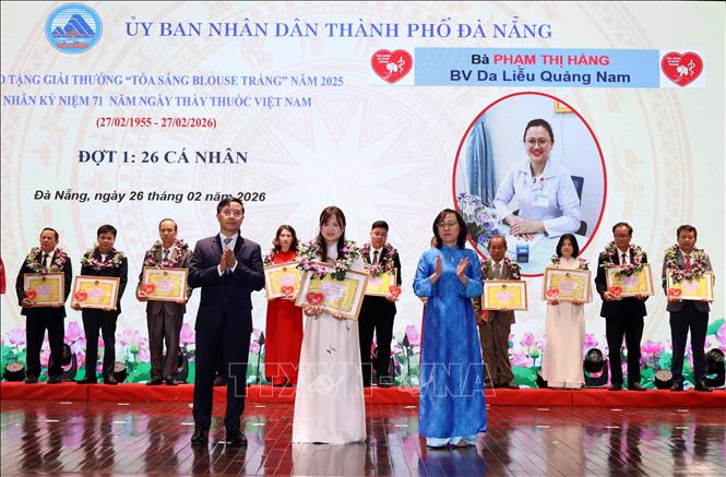 Trao Giải thưởng “Tỏa sáng Blouse trắng” cho các nhân viên y tế tại buổi lễ. Ảnh: Trần Lê Lâm - TTXVN 