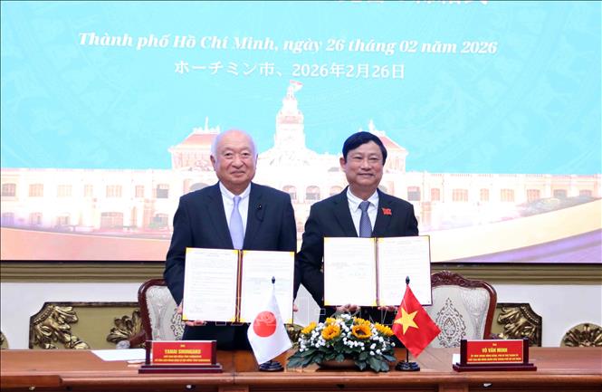 Ông Võ Văn Minh (phải), Chủ tịch HĐND Thành phố Hồ Chí Minh và ông Yanai Shungaku (trái), Chủ tịch Hội đồng tỉnh Yamaguchi, Nhật Bản ký kết Bản ghi nhớ về giao lưu, hợp tác. Ảnh: Xuân Khu-TTXVN