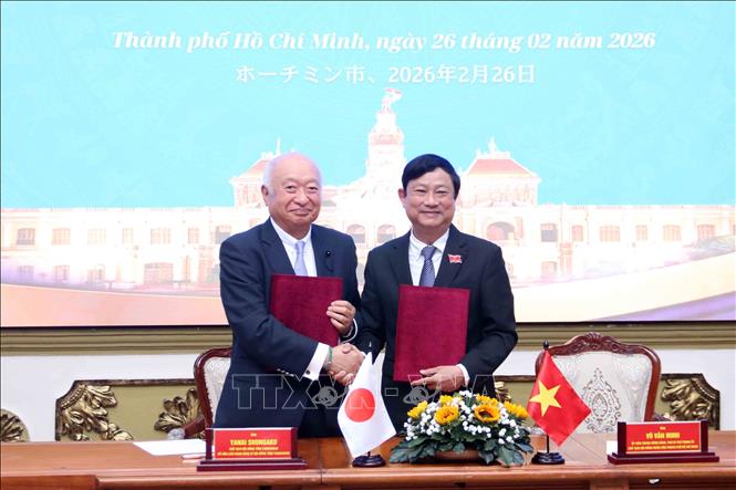 Ông Võ Văn Minh (phải), Chủ tịch HĐND Thành phố Hồ Chí Minh và ông Yanai Shungaku (trái), Chủ tịch Hội đồng tỉnh Yamaguchi, Nhật Bản ký kết Bản ghi nhớ về giao lưu, hợp tác. Ảnh: Xuân Khu-TTXVN