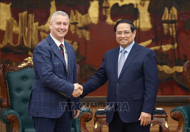 Prime Minister Pham Minh Chinh and Ambassador of Belgium to Vietnam Karl Van den Bossche. VNA Photo: Dương Giang