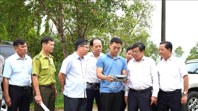 Phó Chủ tịch UBND tỉnh An Giang Ngô Công Thức kiểm tra công tác phòng chống cháy rừng tại Vườn quốc gia U Minh Thượng. Ảnh: Văn Sĩ - TTXVN