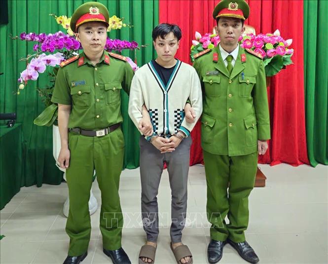 Đối tượng Trần Văn Quốc bị bắt giữ trong trường hợp khẩn cấp sau khi dùng ô tô lao vào đám đông. Ảnh TTXVN phát