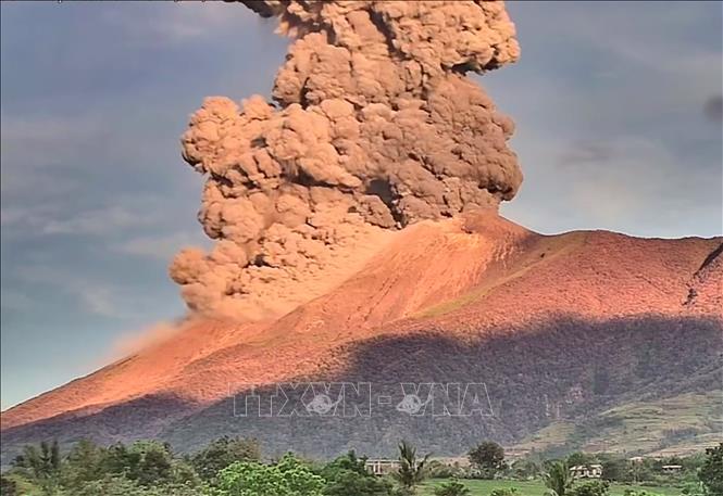 Núi lửa Kanlaon phun tro bụi dữ dội trên đảo Negros, Philippines. Ảnh: THX/TTXVN