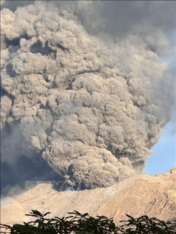 Núi lửa Kanlaon phun tro bụi dữ dội trên đảo Negros, Philippines. Ảnh: THX/TTXVN