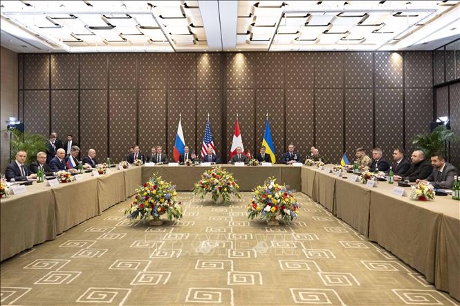 Quang cảnh đàm phán ba bên giữa đại diện Nga, Mỹ và Ukraine tại Geneva, Thuỵ Sĩ ngày 17/2/2026. Ảnh: THX/TTXVN