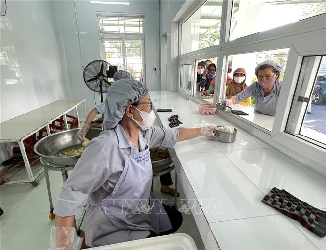 Các đầu bếp, phụ bếp của Bếp ăn từ thiện “Hiểu và Thương” chuẩn bị suất cơm chi các bệnh nhân nghèo đang điều trị tại Bệnh viện Đa khoa Ninh Thuận. Ảnh: Công Thử - TTXVN