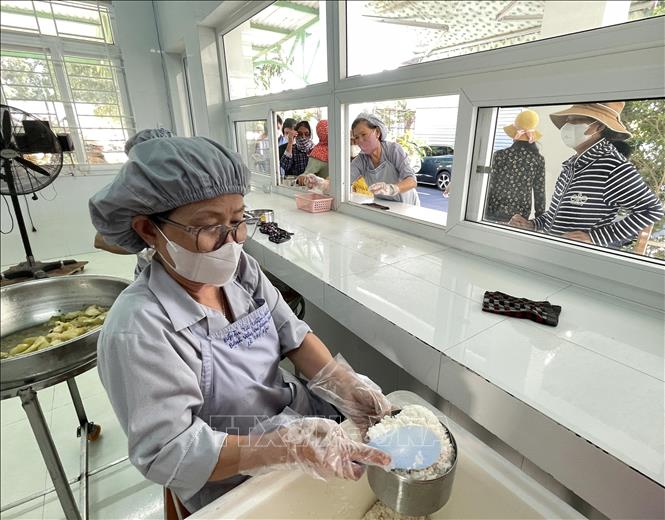 Các đầu bếp, phụ bếp của Bếp ăn từ thiện “Hiểu và Thương” chuẩn bị suất cơm chi các bệnh nhân nghèo đang điều trị tại Bệnh viện Đa khoa Ninh Thuận. Ảnh: Công Thử - TTXVN