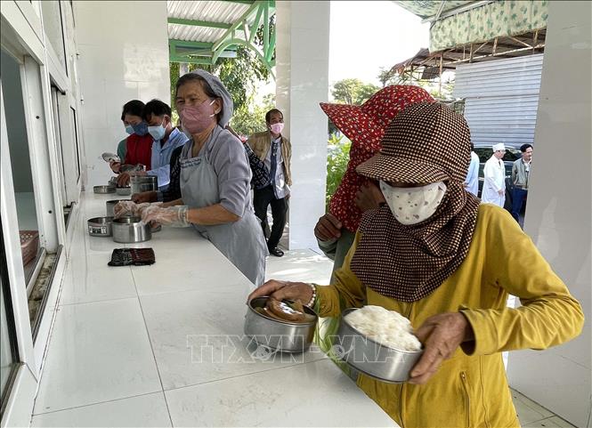 Các Bệnh nhân nghèo đang điều trị tại Bệnh viện Đa khoa Ninh Thuận nhận cơm của Bếp ăn từ thiện “Hiểu và Thương”. Ảnh: Công Thử - TTXVN