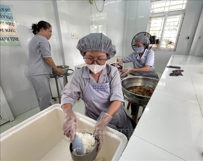 Các đầu bếp, phụ bếp của Bếp ăn từ thiện “Hiểu và Thương” chuẩn bị suất cơm chi các bệnh nhân nghèo đang điều trị tại Bệnh viện Đa khoa Ninh Thuận. Ảnh: Công Thử - TTXVN
