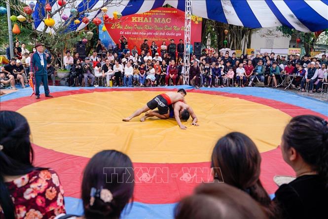 A wrestling competition at the festival. VNA Photo: Khánh Hoà