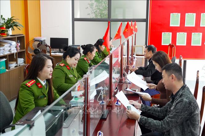 Người dân thực hiện thủ tục hành chính tại Công an phường Thành Sen, tỉnh Hà Tĩnh. Ảnh: Hữu Quyết – TTXVN