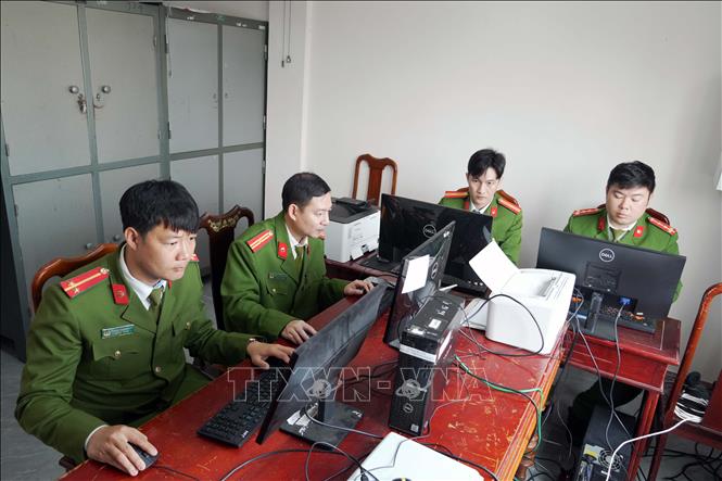 Cán bộ công an phường Thành Sen, tỉnh Hà Tĩnh, thực hiện rà soát dữ liệu dân cư phục vụ công tác bầu cử. Ảnh: Hữu Quyết – TTXVN