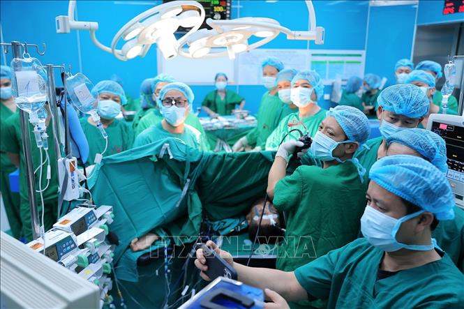 Việc ứng dụng các tiến bộ công nghệ trong theo dõi chức năng phổi, kiểm soát thải ghép, hỗ trợ hô hấp và hồi sức sau mổ đã góp phần nâng cao tỷ lệ thành công, rút ngắn thời gian hồi phục sau ghép và mở ra cơ hội sống cho nhiều bệnh nhân mắc bệnh phổi giai đoạn cuối. Ảnh: Minh Quyết - TTXVN