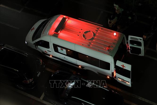 Xe vận chuyển phổi đến bệnh viện lúc 0 giờ ngày mồng 7 Tết Bính Ngọ. Ảnh: Minh Quyết - TTXVN