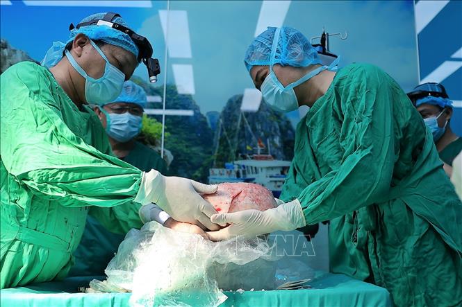 Ê kíp tiến hành kiểm tra, rửa phổi và ghép cho bệnh nhân. Ảnh: Minh Quyết - TTXVN