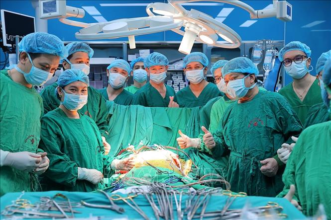 Niềm vui của ê kíp khi thực hiện thành công ca ghép phổi trong ngày đầu Xuân năm mới. Ảnh: Minh Quyết - TTXVN