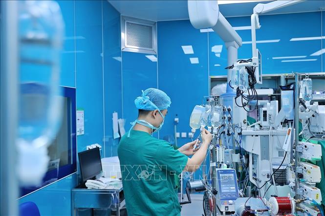 Ghép phổi là quy trình kỹ thuật cao, yêu cầu sự phối hợp chặt chẽ, chính xác gần như tuyệt đối giữa nhiều chuyên khoa: phẫu thuật, gây mê, hồi sức, nội hô hấp, dinh dưỡng, kiểm soát nhiễm khuẩn…Ảnh: Minh Quyết - TTXVN
