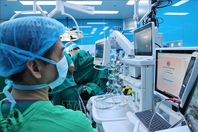 Việc ứng dụng các tiến bộ công nghệ trong theo dõi chức năng phổi, kiểm soát thải ghép, hỗ trợ hô hấp và hồi sức sau mổ đã góp phần nâng cao tỷ lệ thành công, rút ngắn thời gian hồi phục sau ghép và mở ra cơ hội sống cho nhiều bệnh nhân mắc bệnh phổi giai đoạn cuối. Ảnh: Minh Quyết - TTXVN