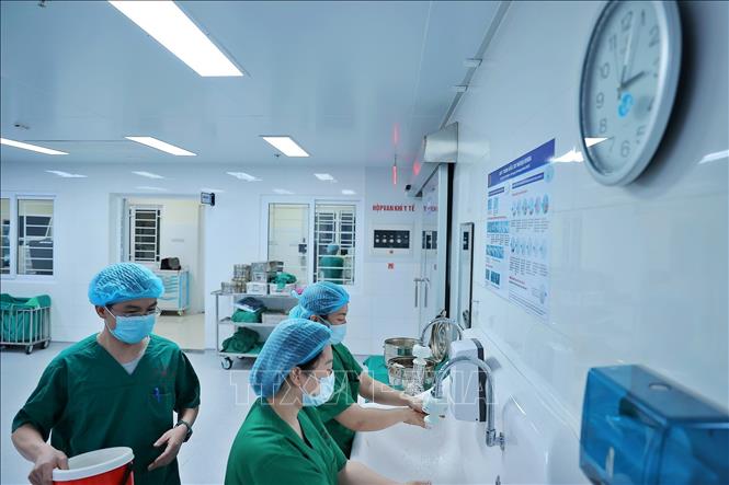 Xuyên đêm ngày đầu Xuân, đội ngũ y bác sĩ tiếp tục các khâu tiếp theo tới khi trời gần sáng. Ảnh: Minh Quyết - TTXVN