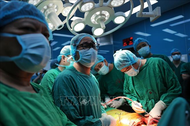 Việc ứng dụng các tiến bộ công nghệ trong theo dõi chức năng phổi, kiểm soát thải ghép, hỗ trợ hô hấp và hồi sức sau mổ đã góp phần nâng cao tỷ lệ thành công, rút ngắn thời gian hồi phục sau ghép và mở ra cơ hội sống cho nhiều bệnh nhân mắc bệnh phổi giai đoạn cuối. Ảnh: Minh Quyết - TTXVN