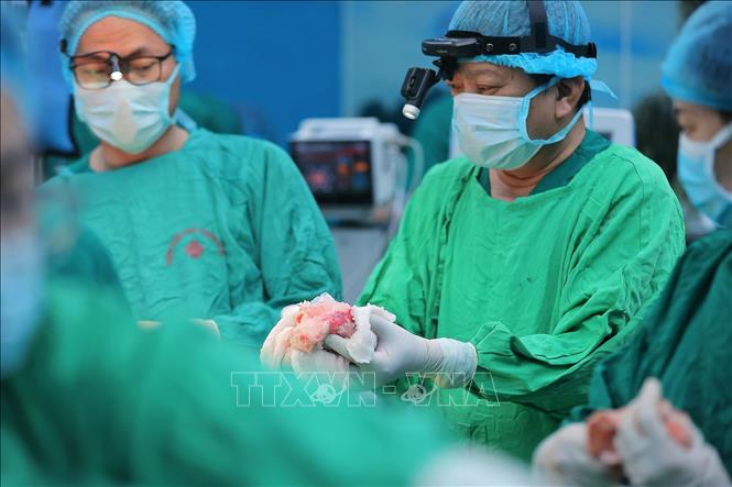 Cá ghép phổi thứ 13 tại Bệnh viện thành công khẳng định năng lực làm chủ kỹ thuật cao, khả năng tổ chức phối hợp liên viện và sự sẵn sàng vận hành Trung tâm ghép phổi vùng trong thời gian tới. Ảnh: Minh Quyết - TTXVN