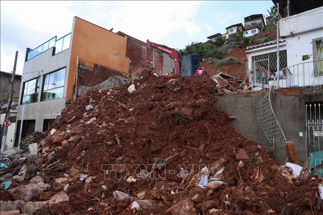 Mưa lũ gây sạt lở tại bang Minas Gerais, Brazil ngày 25/2/2025. Ảnh: AA/TTXVN