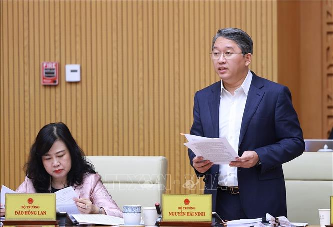 Bộ trưởng Bộ Tư pháp Nguyễn Hải Ninh trình bày Tờ trình tóm tắt về Dự án Dự án Luật Thủ đô (sửa đổi). Ảnh: Dương Giang-TTXVN 
