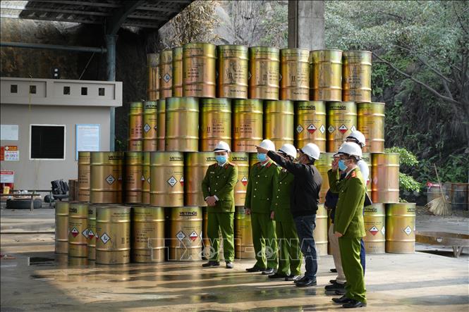Lực lượng chức năng kiểm tra sau 3 ngày xảy ra sự cố tại nhà máy Phốt Pho Vàng Việt Nam. Ảnh: Hồng Ninh - TTXVN