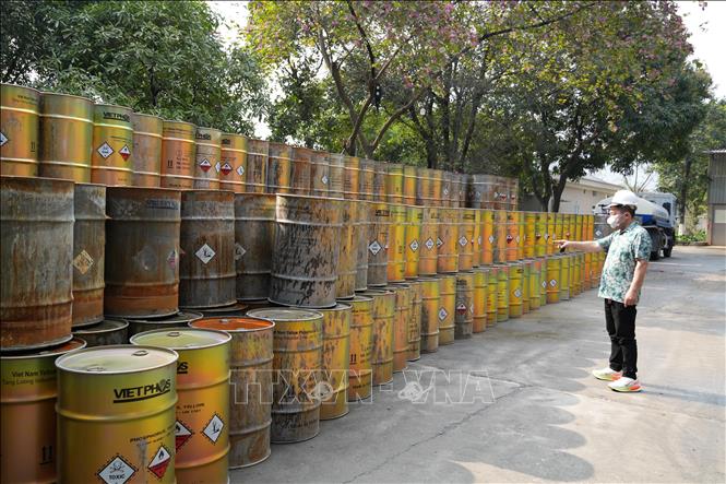 Các thùng phốt pho vàng sau vụ nổ đã được thu gom an toàn. Ảnh: Hồng Ninh - TTXVN