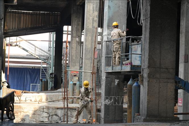 Công nhân Nhà máy khẩn trương khắc phục hậu quả sau vụ nổ. Ảnh: Hồng Ninh - TTXVN